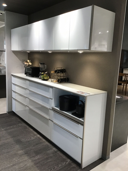 家電も置けるカウンター周辺収納