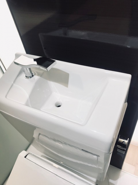 手洗い器はスクエア型。深さがあるので使いやすいです。