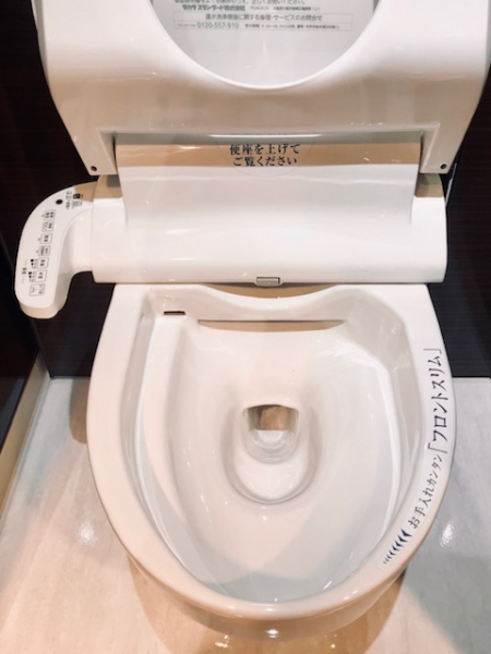 便器はフチなしのフロントスリムです。防汚コートも施されお手入れが楽になっています。