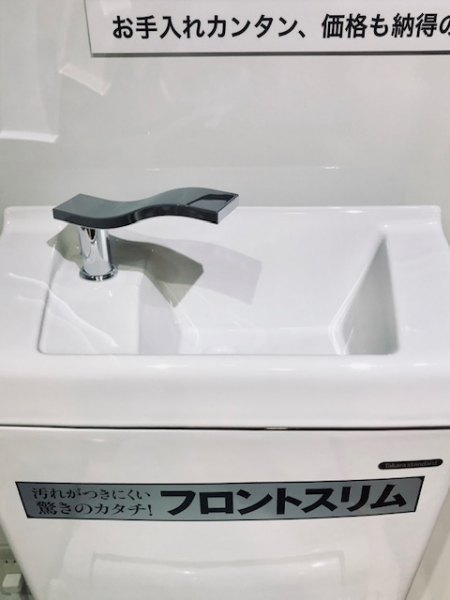 手洗い付きタンクはスタイリッシュで実用性のある形状です。