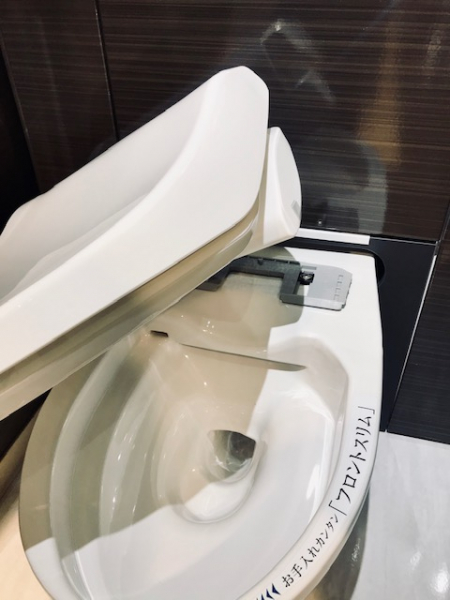 便座はワンタッチで外せて、掃除が楽です。