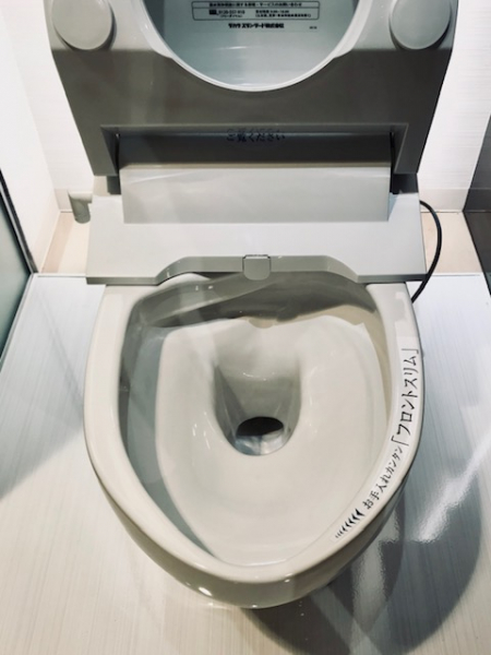 フロントスリムで汚れが付きにくく、さらにフチなしで掃除しやすいです。