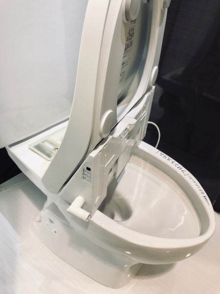 便座はワンタッチ脱着なので隙間や裏の掃除も楽にできます。