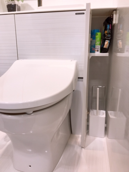 収納の広さはご自宅のトイレ空間の広さによって変わります。ショールームは幅８0ｃｍのスペースにトイレを設置しており、その場合に作れる収納はこれくらいです。