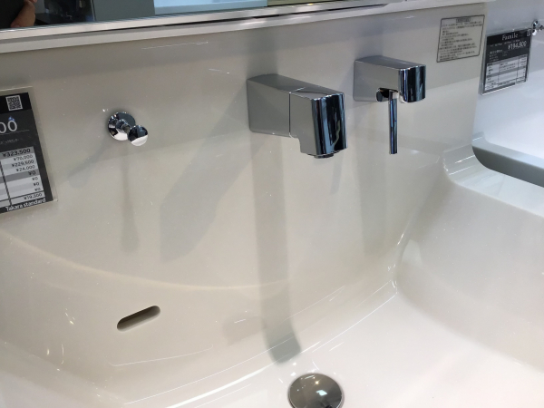 ハイバックカウンターで水栓の付け根もお手入れカンタン