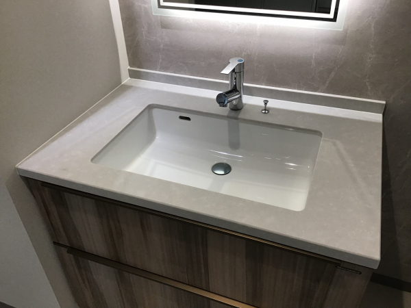 吸水率の低いクオーツストーンなので水アカなどの汚れもお手入れラクラク♬