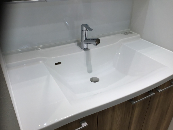 アクリル100％人造大理石なのでつややかで美しくお手入れラクラク♬