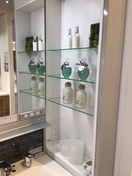 15ｃｍ幅のトールユニットの中段はコンセントもあるので充電もできます♬