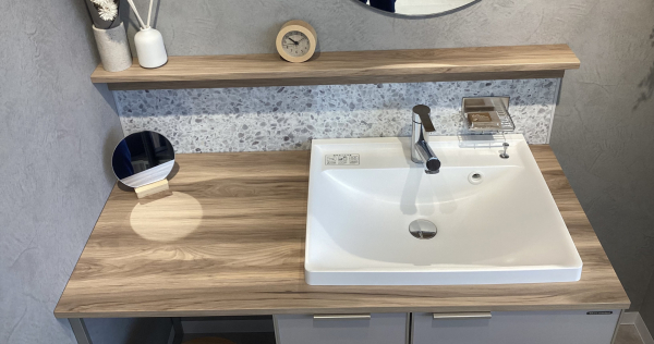 カウンターカラーはヒッコリーナチュラル。その他、スモーキーエルム、ディープグレーの計3色からコーディネートしていただけます！