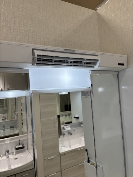 スタイリッシュな薄型タイプの洗面ヒーターで、ミラー上や単独で洗面所の壁面に設置可能！