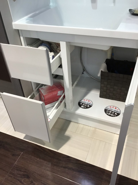 キャビネットはすべてホーロー製。洗剤の液だれがあっても、においや色をつけません。