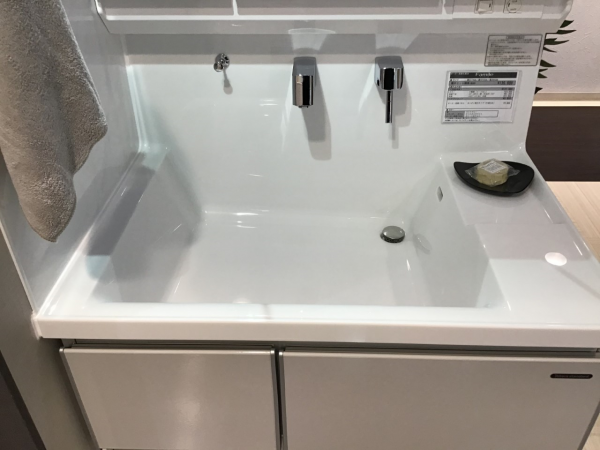 ボウルはアクリル人造大理石。硬さもあり丈夫な素材です。排水口廻りは金具がつかないので、細やかなお手入れもらくらく。洗面を使うときに手元に置いておきたいタオルや小物を置くスペースもあります。