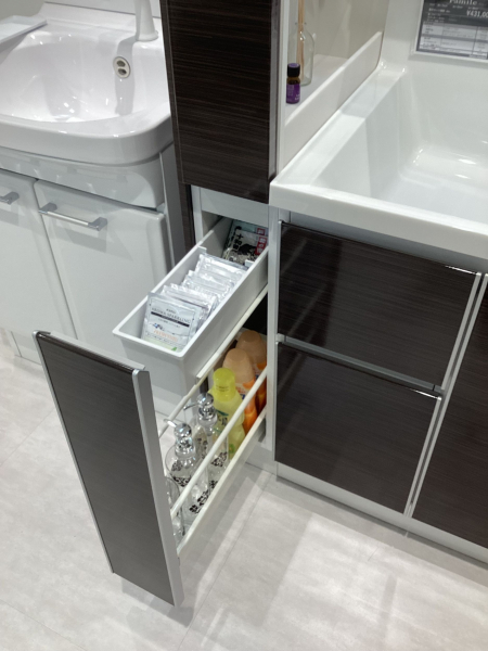 間口15センチのサイドキャビネット。化粧品類などを並べて収納。