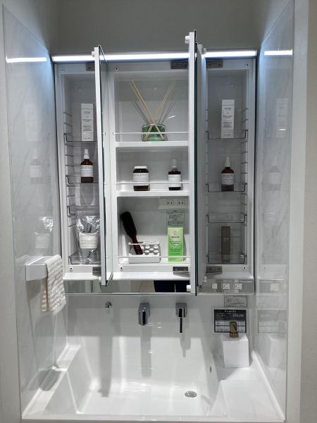 3面鏡の裏は収納。コンセントも内側にあります。小物収納以外にも充電したい歯ブラシやシェーバーをすっきり収納。