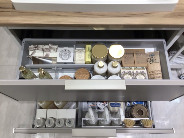 2段スライドタイプなので、取り出しやすい！ホーロー製なのでマグネット仕切りを使用するのもおすすめです！