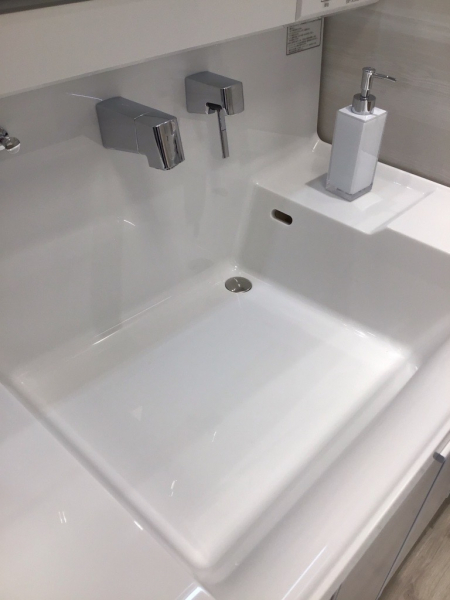 人気の2WAYカウンターは継続です。濡れるものと濡らしたくないものを分けておけます。