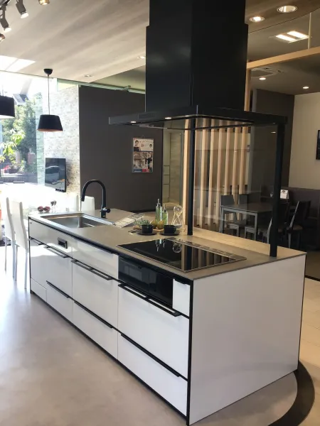 キッチン レミュー アイランド型レイアウト ホワイト SK2134の展示品