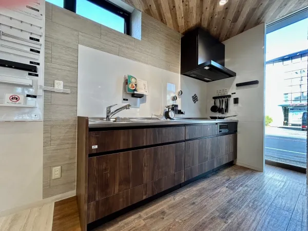 キッチン リフィット I型（壁付け）レイアウト ウッドミディアム