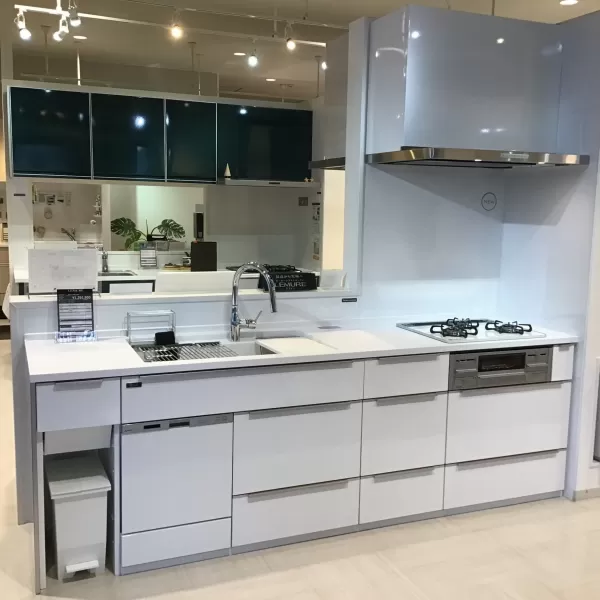 キッチン レミュー I型・ペニンシュラ型（対面式）レイアウト ホワイト SK3818の展示品（静岡ショールーム） | タカラスタンダード