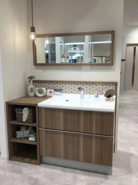 洗面台（洗面所） エリーナ 間口90cm バーティカルウッド SU2752の展示