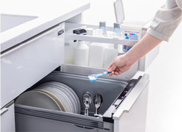 在水槽下靠近洗碗机的位置有清洁剂存放空间，因此您可以随时取出所需物品。