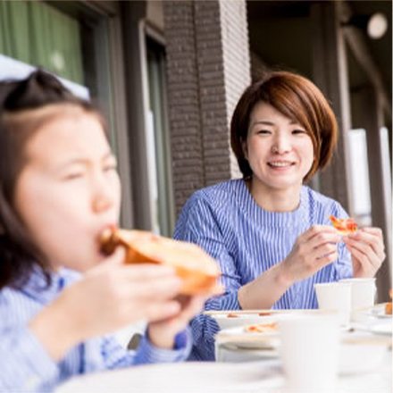 宽敞庭院的固定节目是烤肉 总是充满了大家的欢声笑语