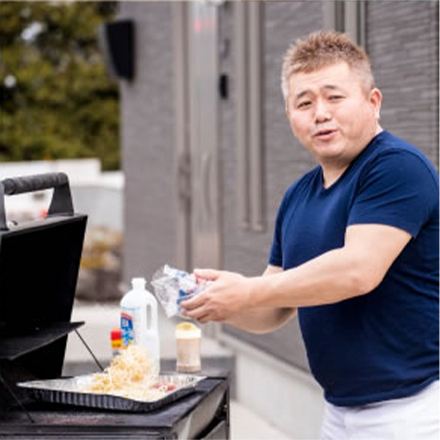 宽敞庭院的固定节目是烤肉 总是充满了大家的欢声笑语