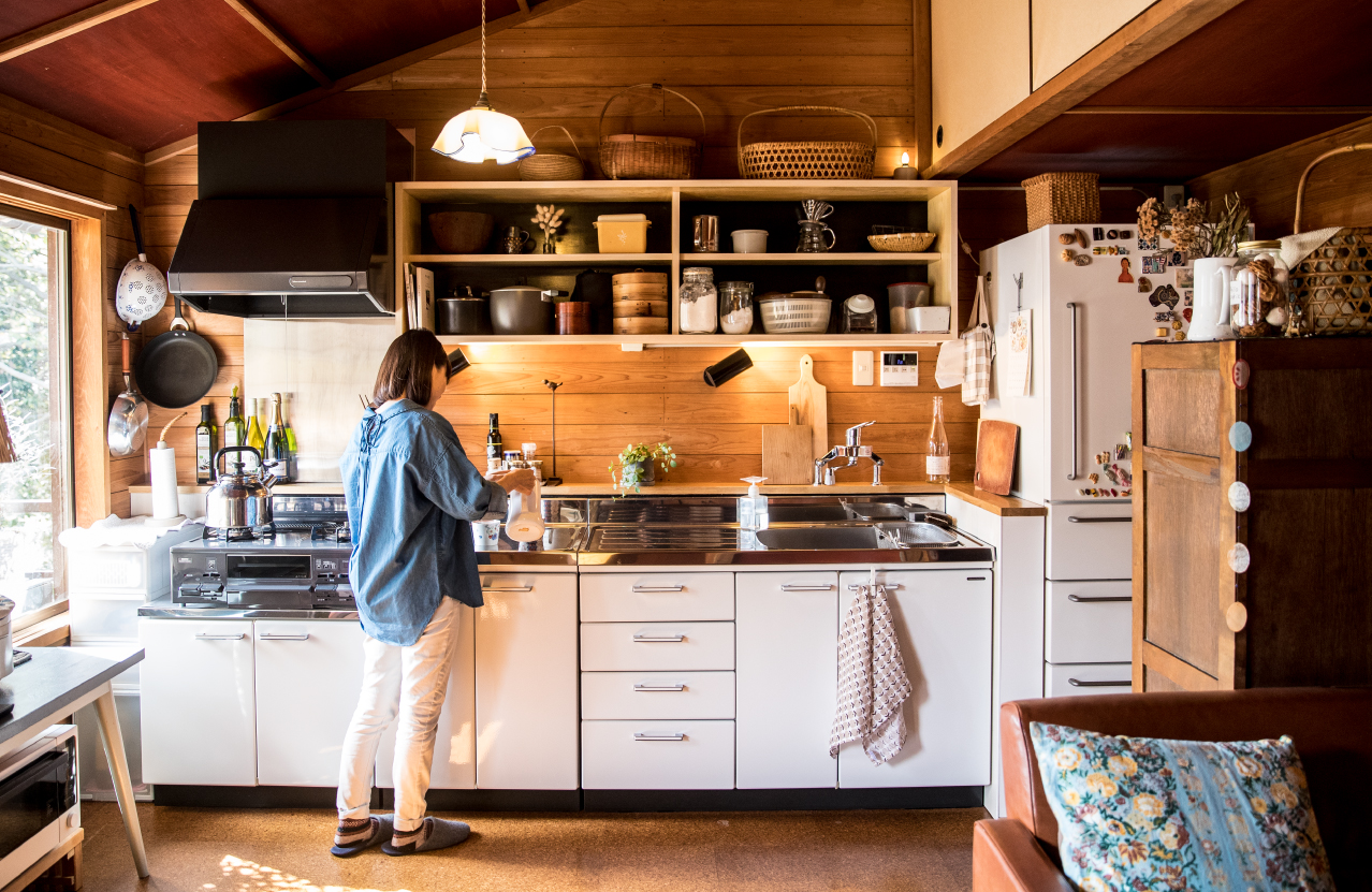毎日立つキッチンは、ホーローづくしの調理空間