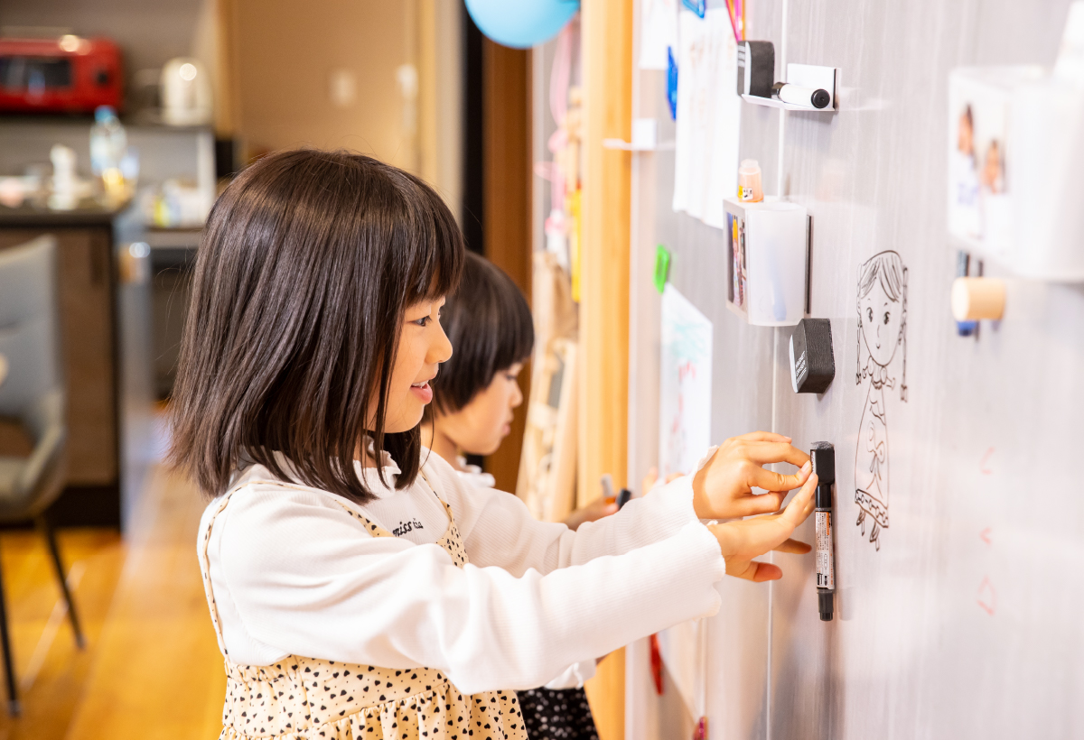 リビングのエマウォールは子どもたちの遊び場空間に