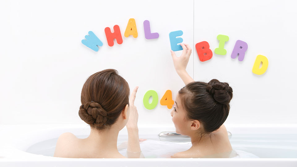 お風呂遊びにもマグネットが活躍。マグネットのおもちゃやシートを壁に貼り付けてお風呂遊び。親子のコミュニケーションも盛り上がります。