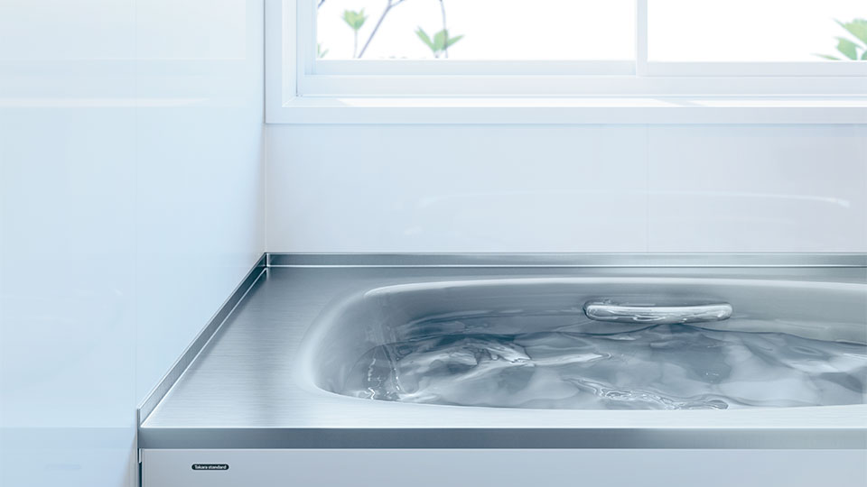 熱伝導率の低いステンレスを使った浴槽に、保温材を分厚く吹き付け