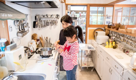 家事の動線を考慮して取りやすい場所にキッチン用品を横一列に並べる