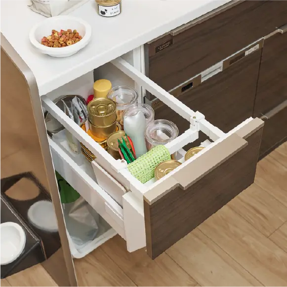 上部の棚はペット専用収納スペースに