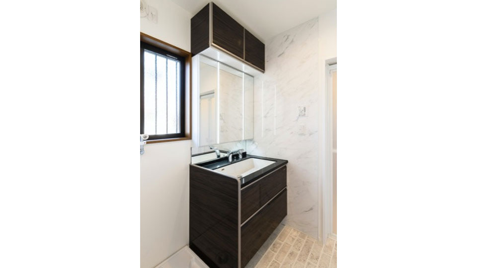 エマウォールとキッチンが主役のリビング・ダイニング!(戸建て)