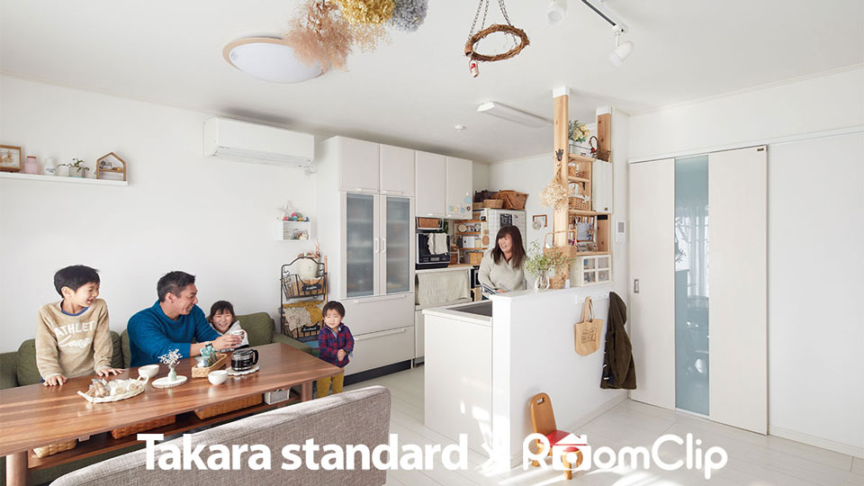 子どもたちの笑い声が響く明るく開放的なキッチン(戸建て)