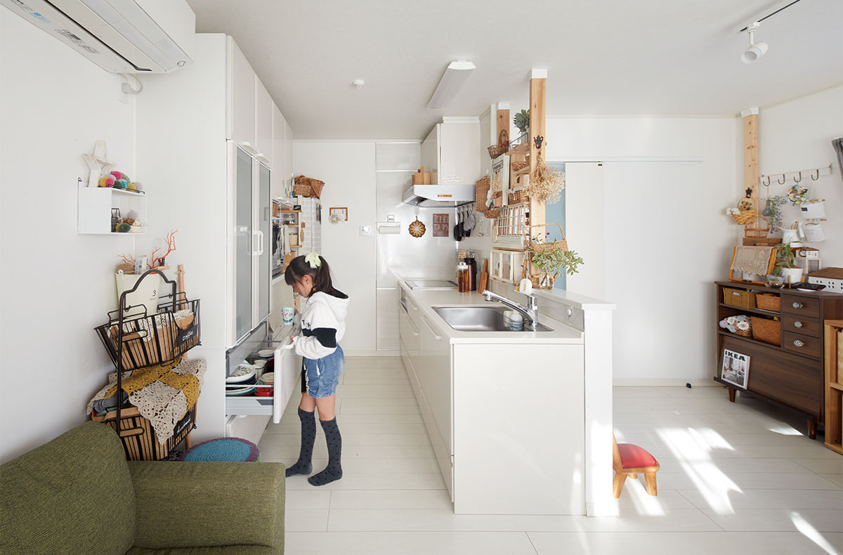 賃貸アパート暮らしのときは、どこか暗く閉鎖的だったというキッチン