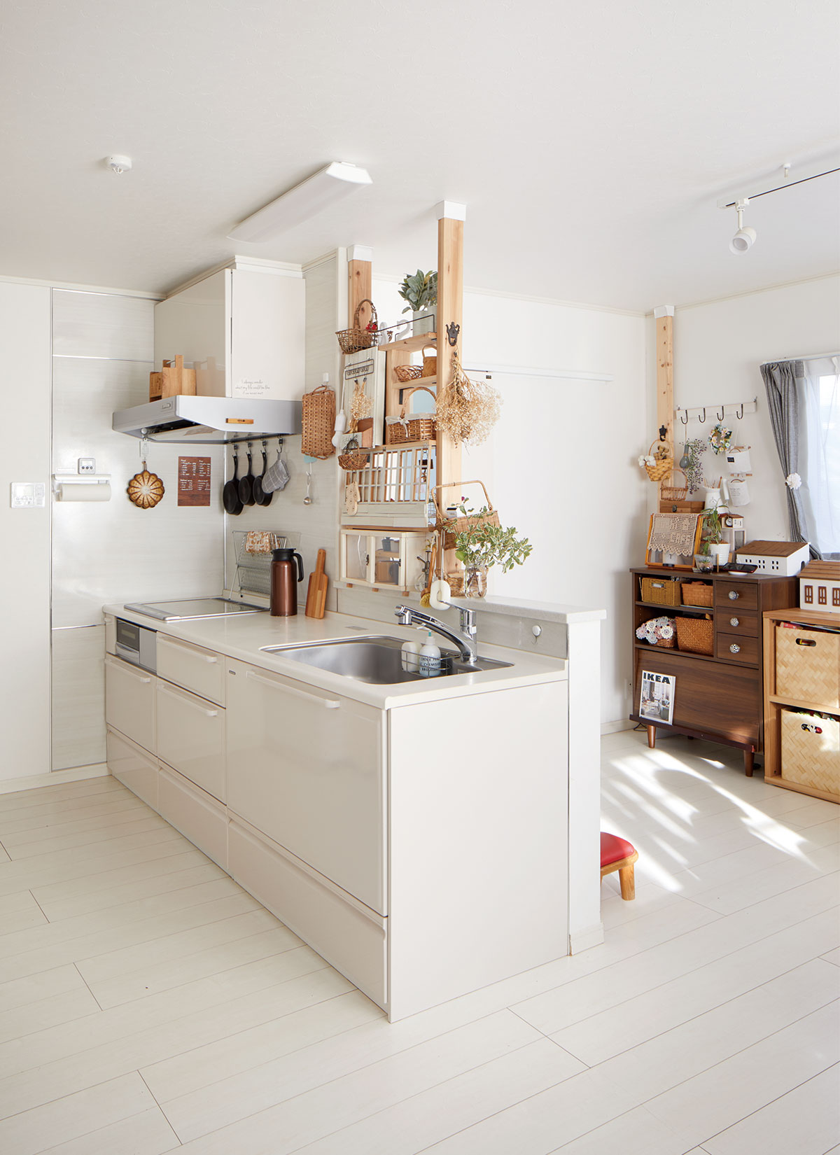 当初は木製のキッチンも検討していたそうですが、傷がつきにくいことや清掃性を考えて『タカラスタンダード』のホーローキッチンを選択